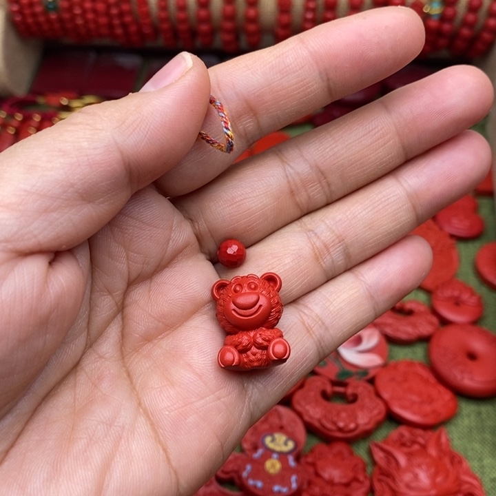 天然辰砂草莓熊手机挂件