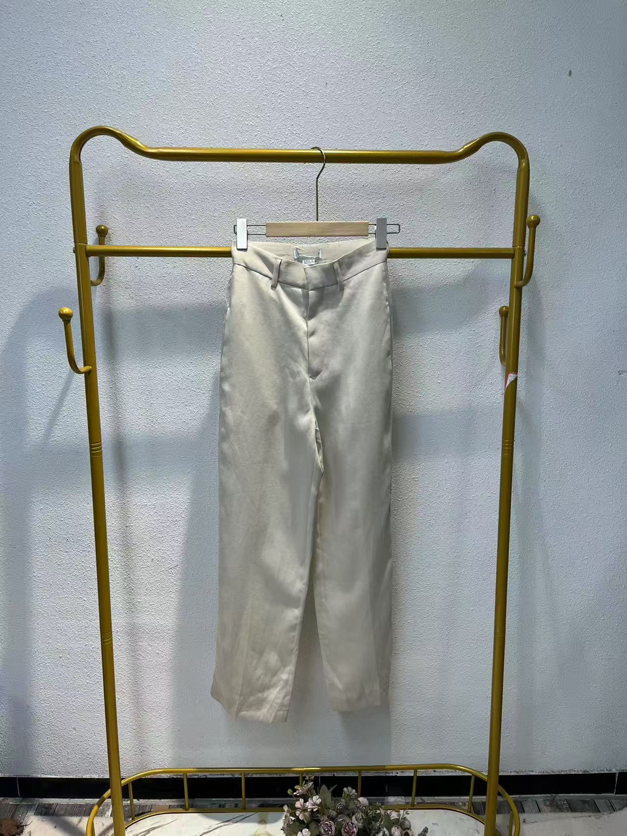 U家剪标   8仓B3-15-1382款   杏色直筒休闲裤