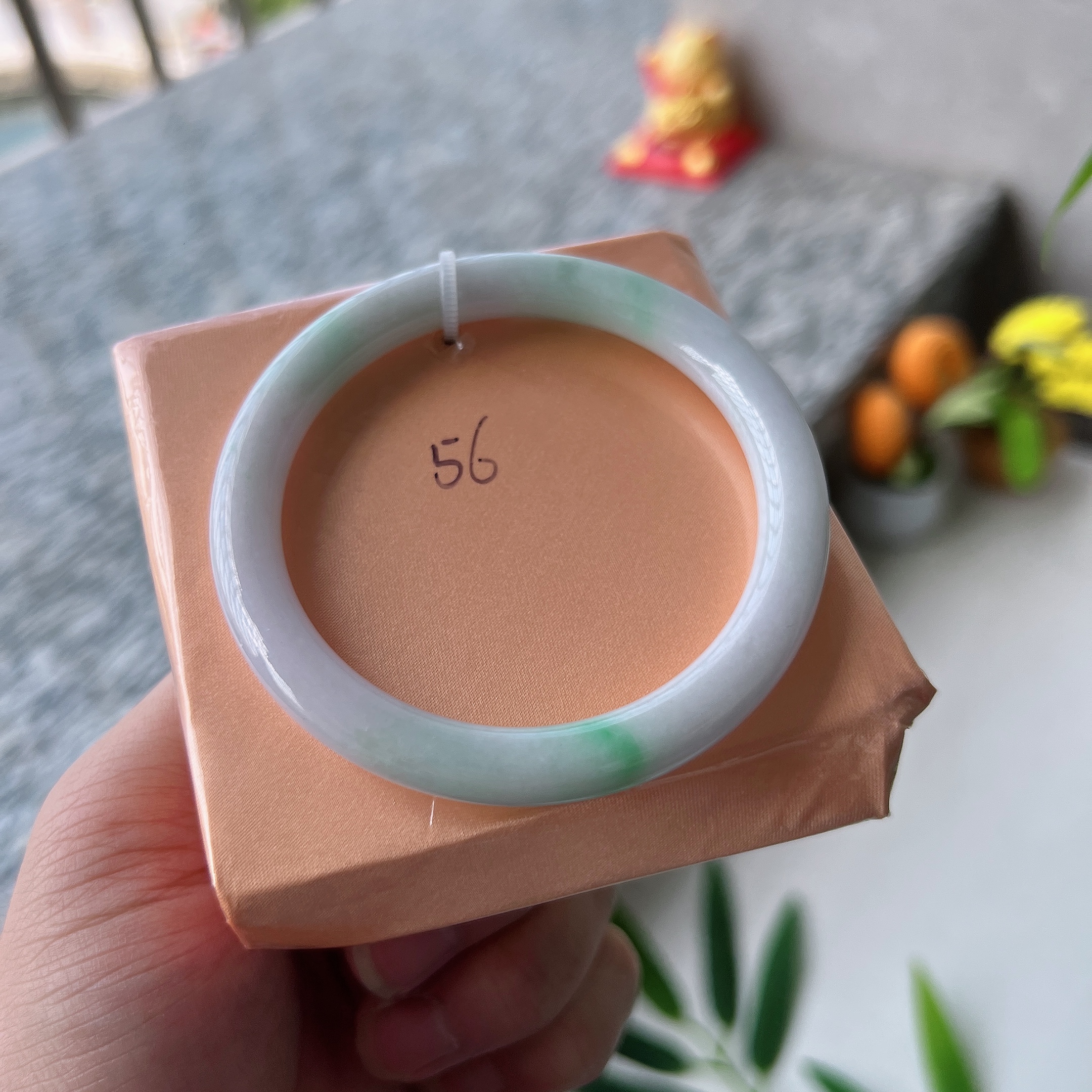 手机实拍0色差缅甸翡翠A货老坑白底青56圈飘阳绿圆条美人条手镯