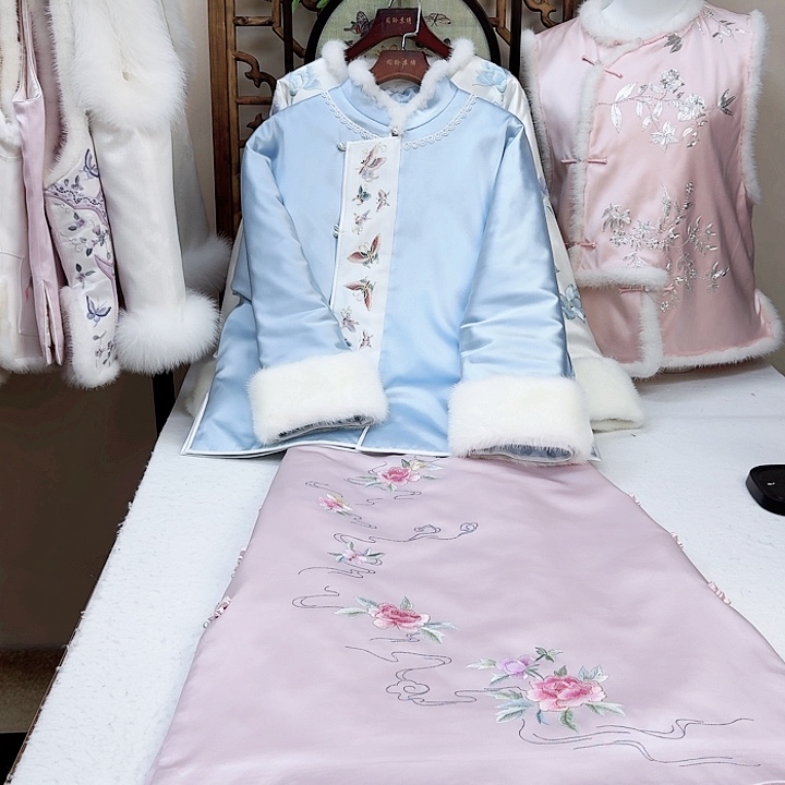 织绣蓝色桑蚕丝短裤上衣