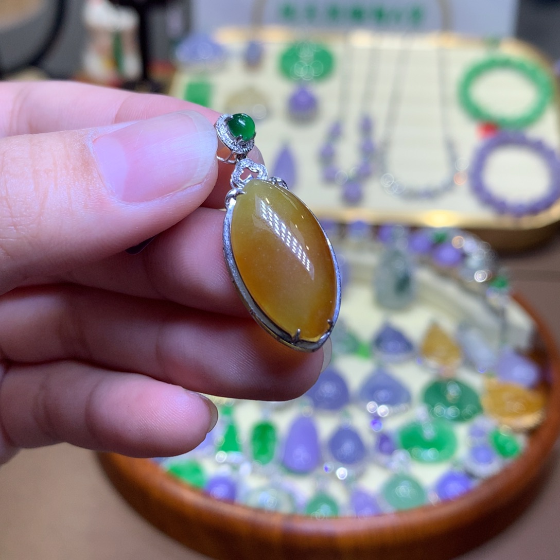 翡翠18K金镶嵌颈饰翡翠