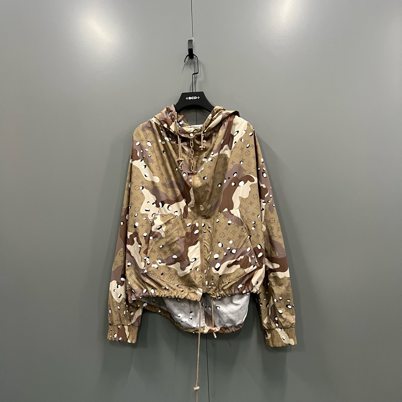 95新 LouisVuitton/路易威登 （jp）卡其色迷彩连帽外套 50码