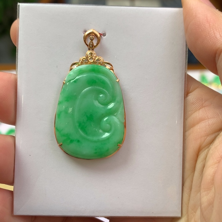 翡翠颈饰18K金镶嵌翡翠吊坠