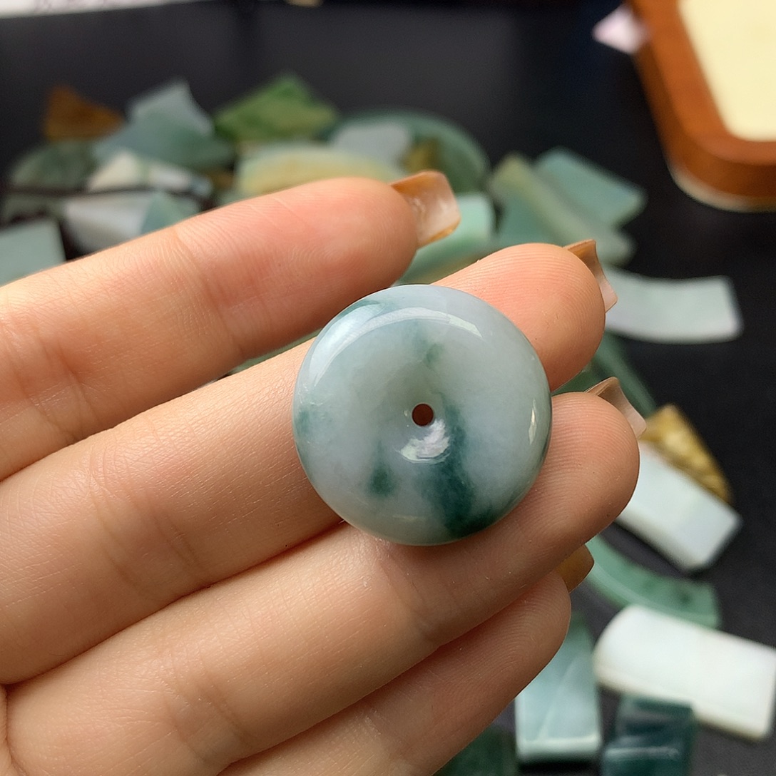 翡翠未镶嵌颈饰翡翠首饰