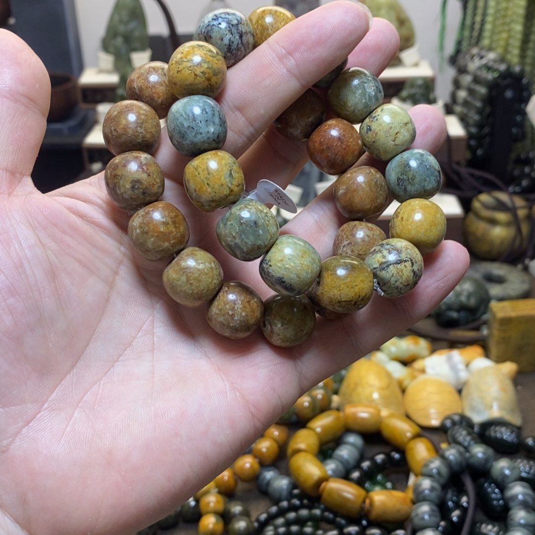 未镶嵌岫岩河磨玉（透闪石质玉）车挂多样性随机发一