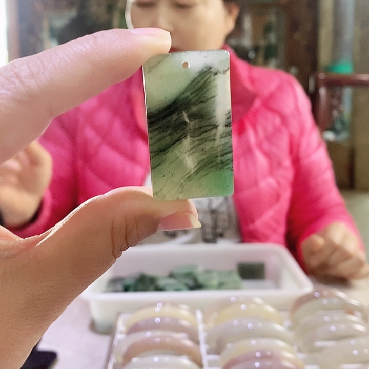 密玉（石英质玉）颈饰未镶嵌