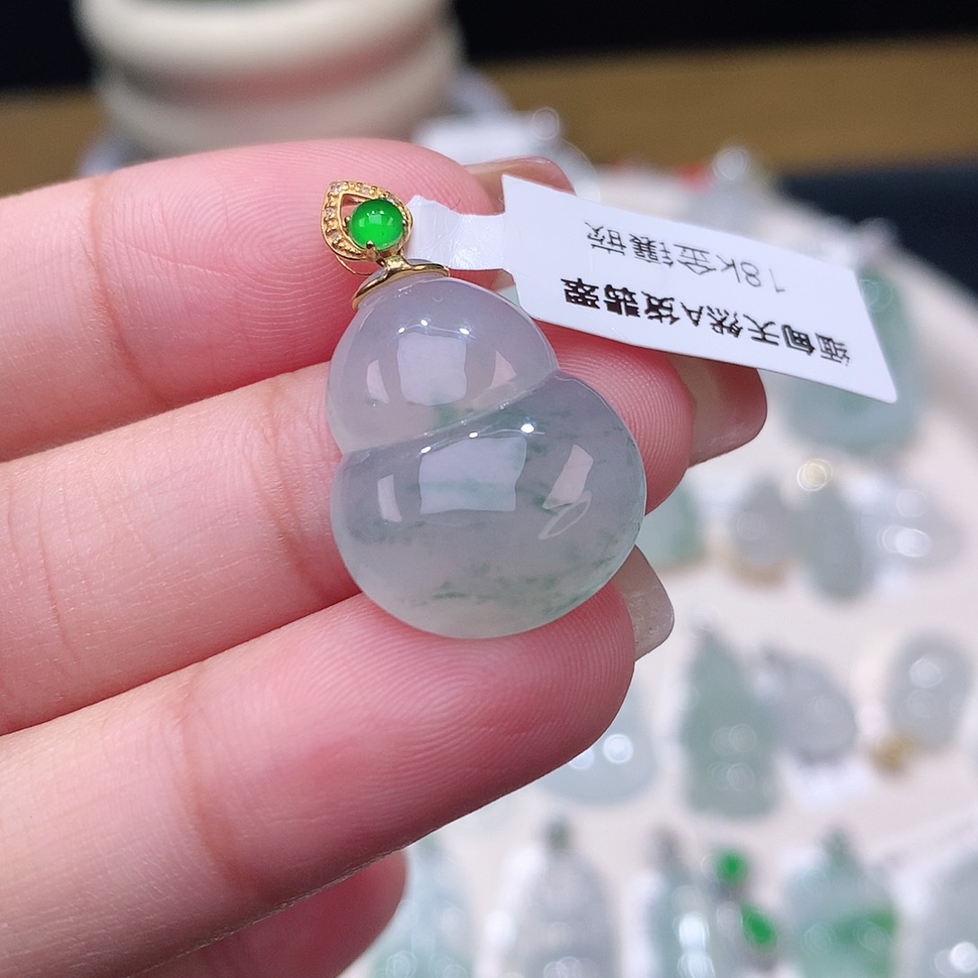 颈饰18K金镶嵌翡翠葫芦