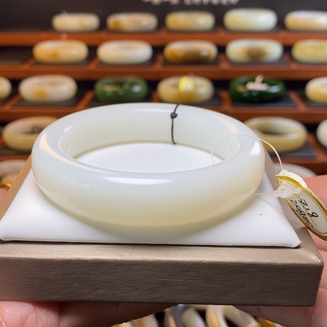 和田玉未镶嵌手镯57圈