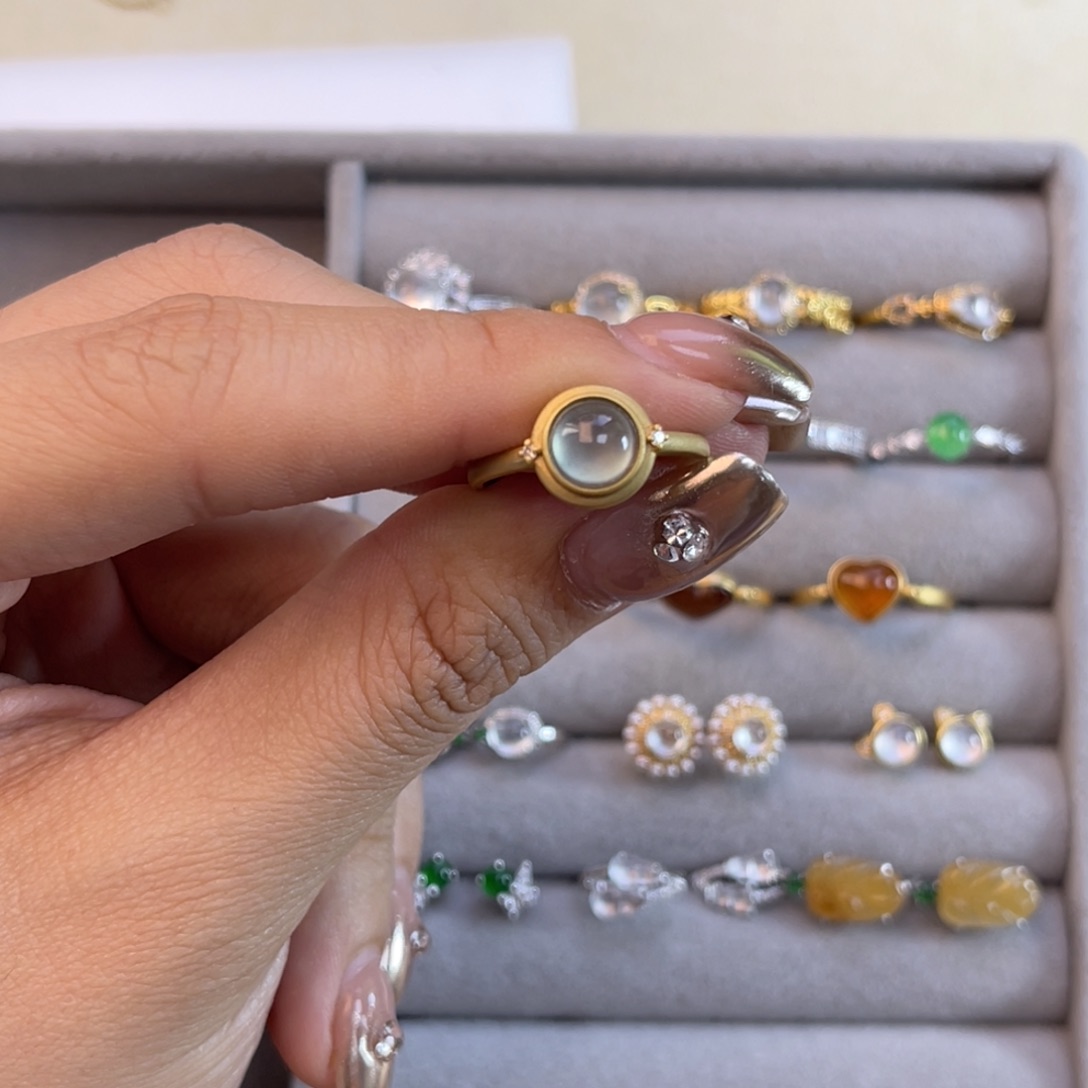 翡翠戒指18K金镶嵌戒指