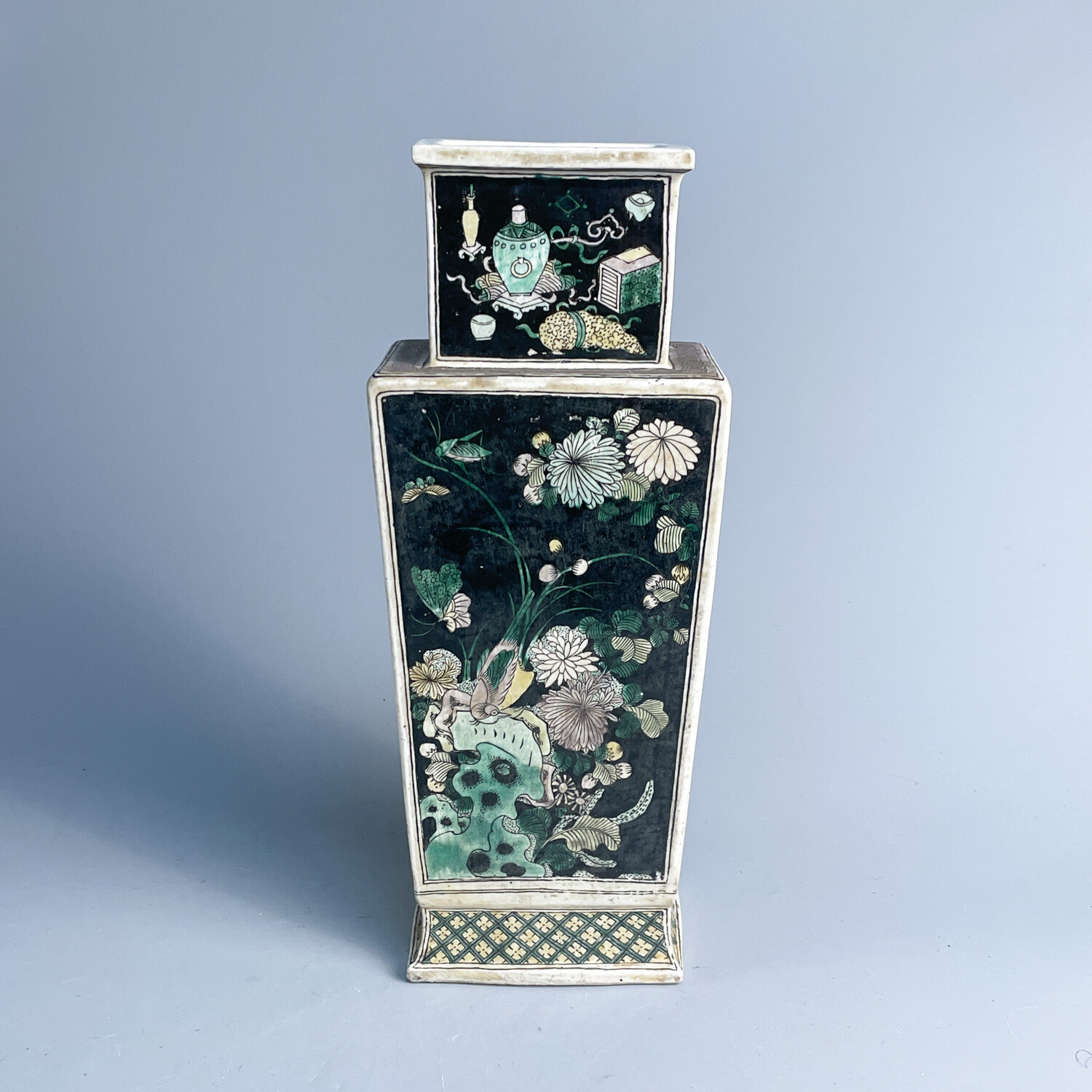 M25IE000818 - 清光绪墨地素三彩辟谷花卉图四方瓶