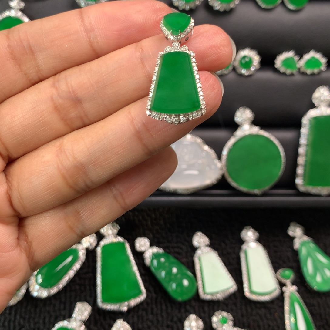 翡翠18K金镶嵌颈饰吊坠