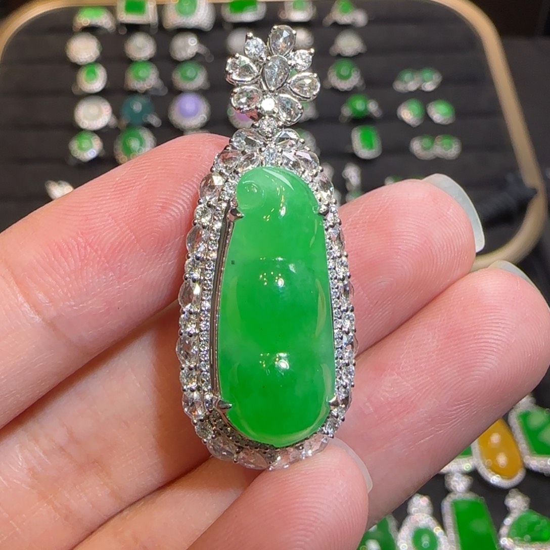 翡翠18K金镶嵌颈饰吊坠