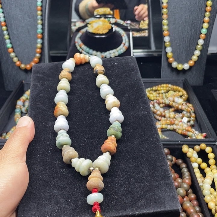 往***事翡翠未镶嵌颈饰手持