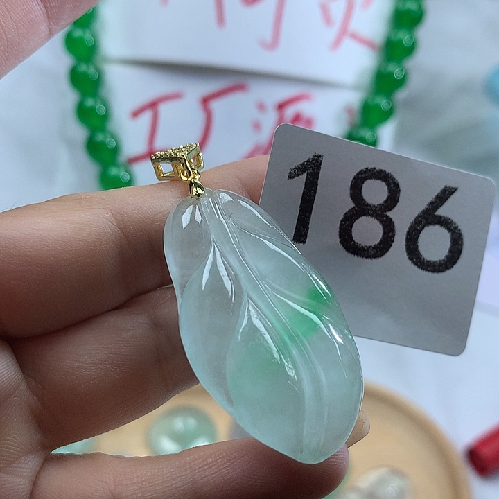 翡翠未镶嵌吊坠(赠链)