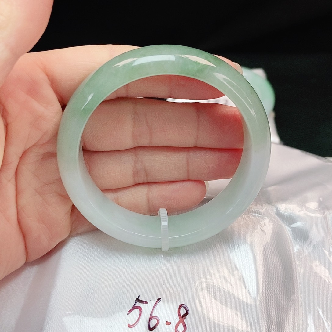 翡翠手镯未镶嵌正圈