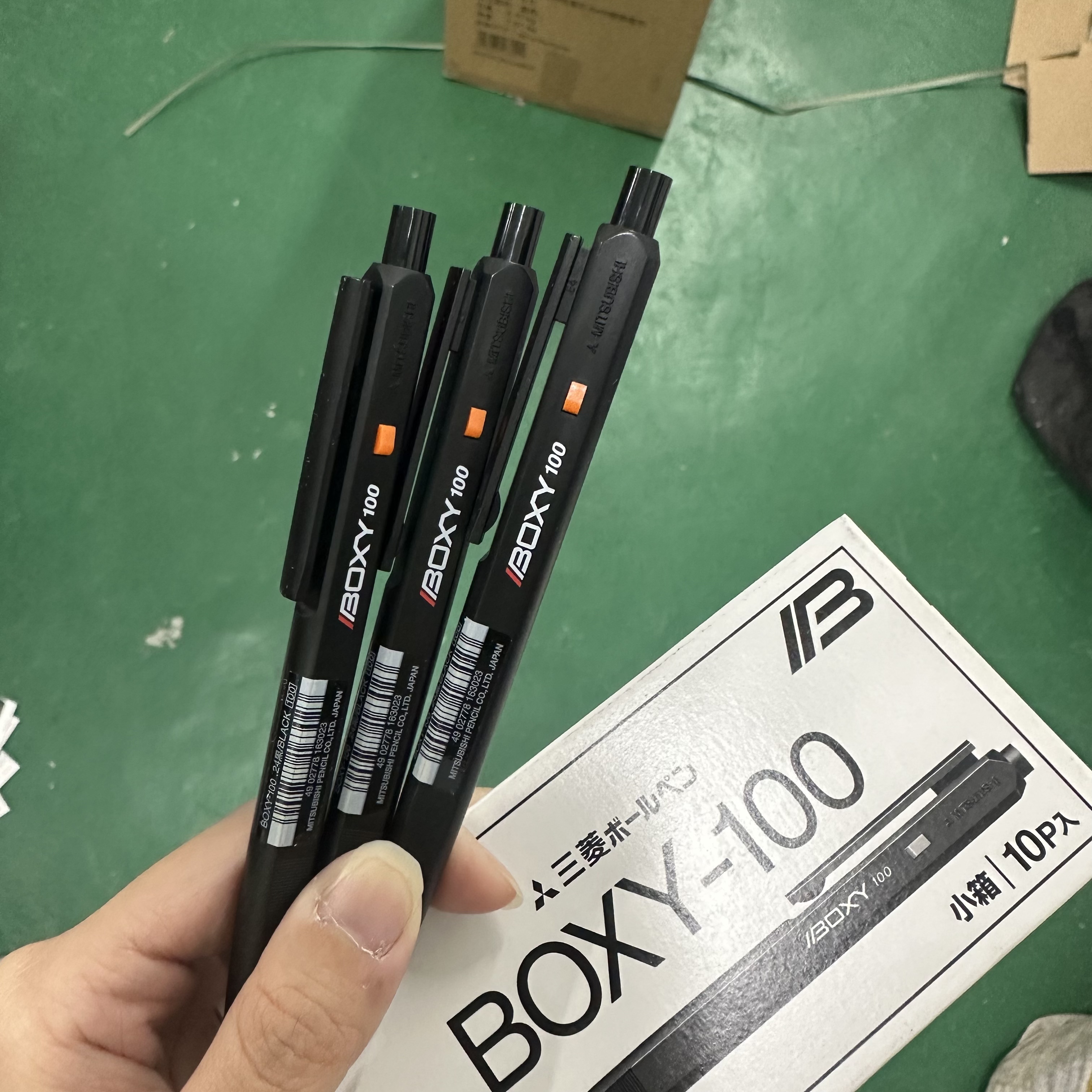 日本UNI三菱按动圆珠笔学生专用原子笔BOXY100中油笔