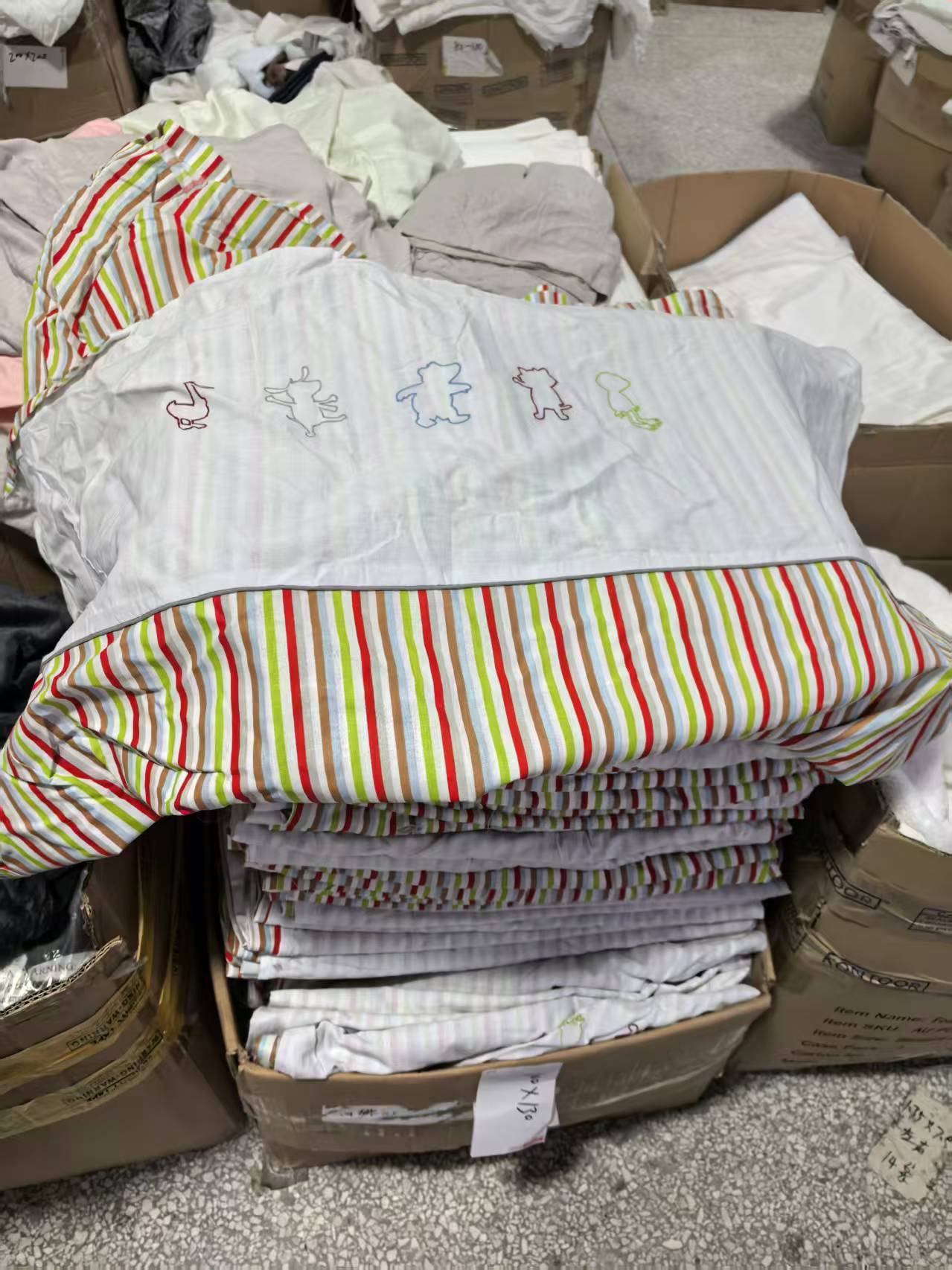 《厚广家》3楼100×130彩色条纹带绣花款全棉被套 发1张