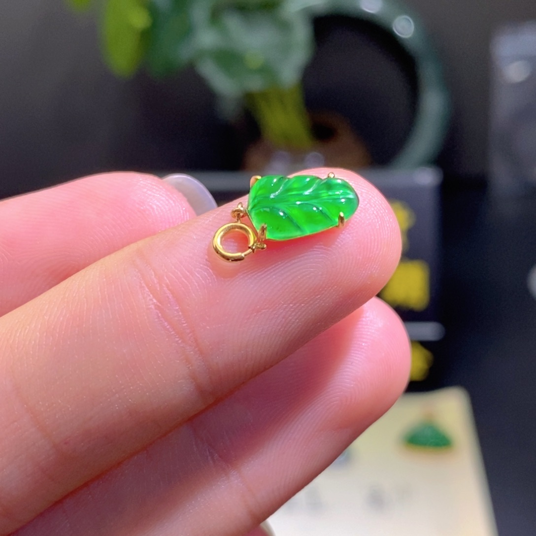 翡翠18K金镶嵌颈饰吊坠