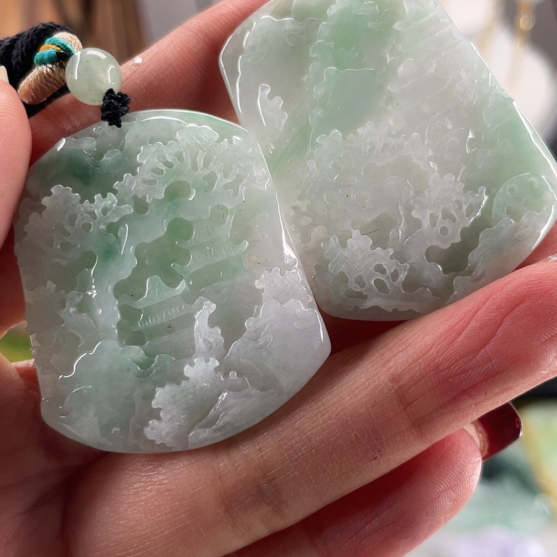 翡翠颈饰未镶嵌山水牌一对