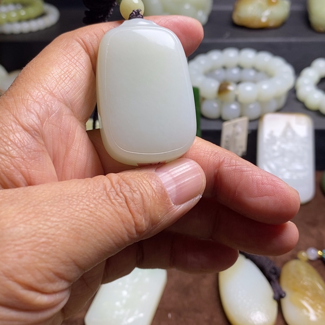 熊***吉和田玉未镶嵌吊坠(不含链)