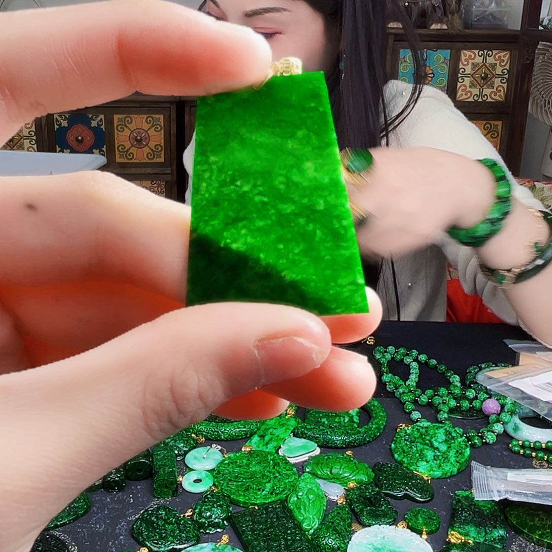 颈饰18K金镶嵌翡翠多样性