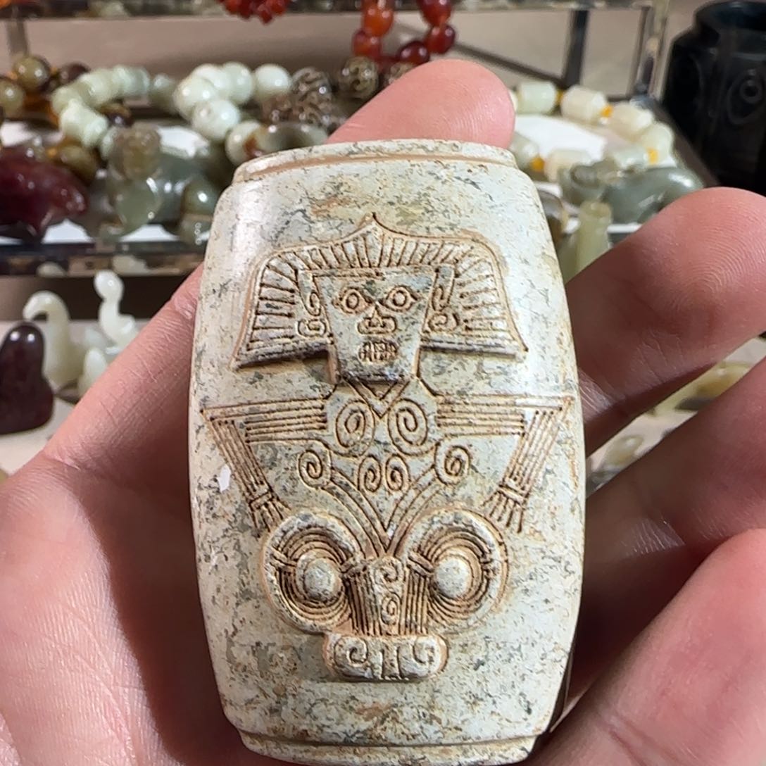 蛇纹石玉颈饰未镶嵌