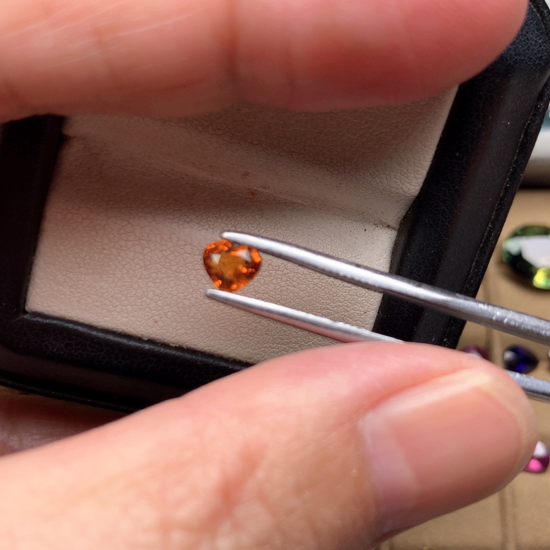 石榴石（芬达石）裸石一粒未镶嵌