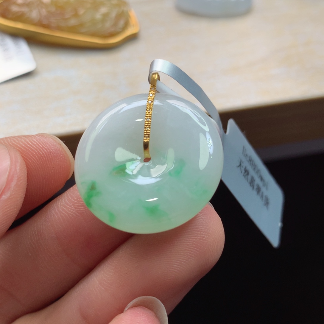 颈饰18K金镶嵌翡翠吊坠