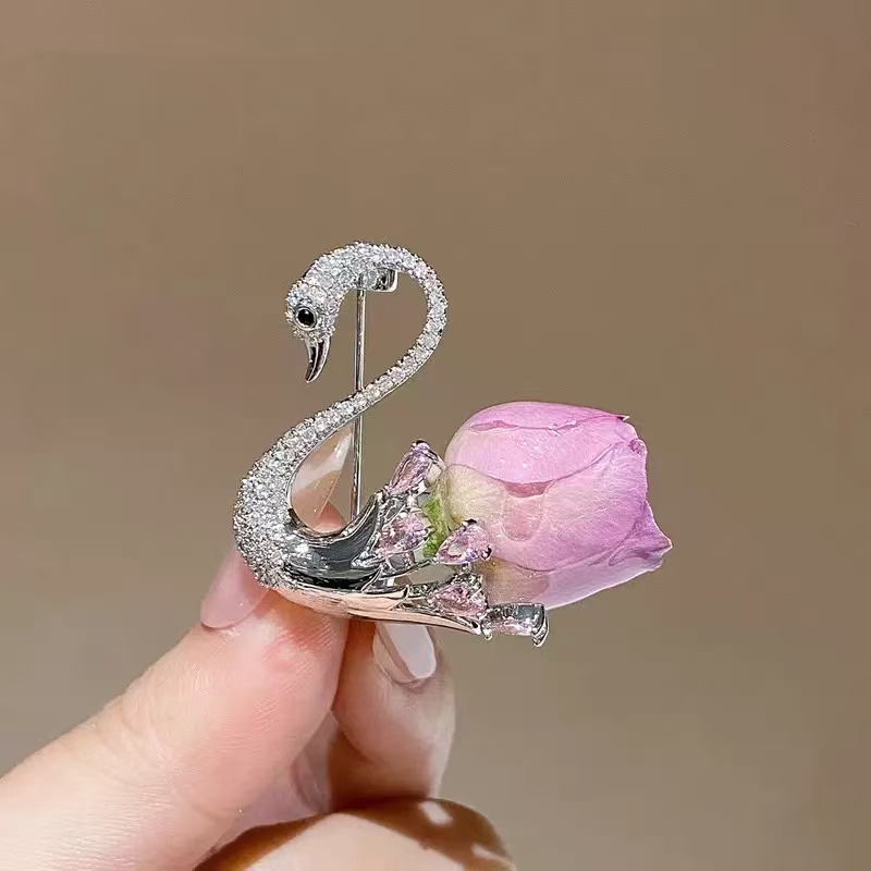 铜合金合成锆石胸针 【玫瑰花天鹅】胸针超闪精致胸花