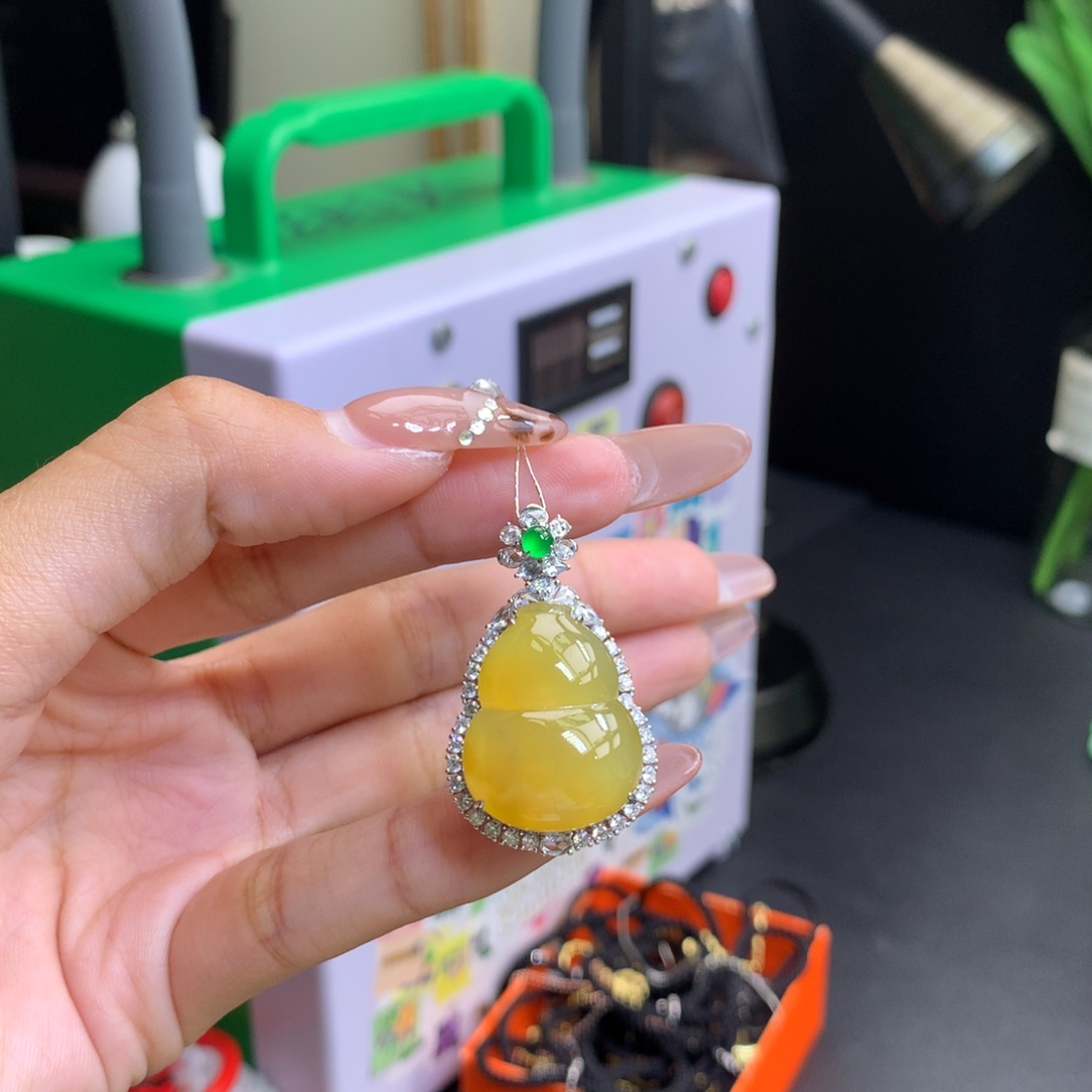 翡翠18K金镶嵌颈饰