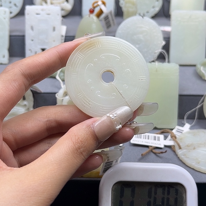 和田玉未镶嵌颈饰云*