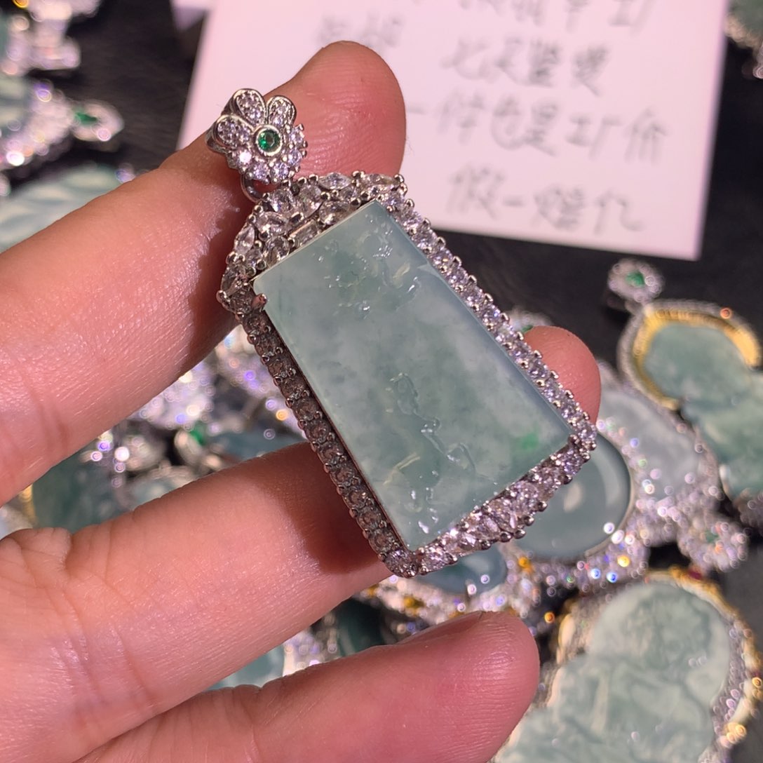 翡翠颈饰未镶嵌鹿牌