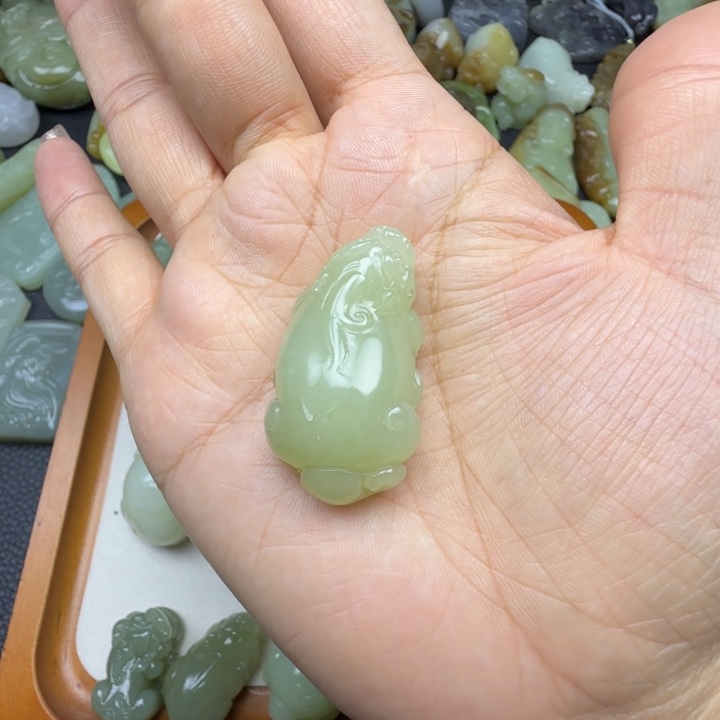 文***哥和田玉未镶嵌颈饰