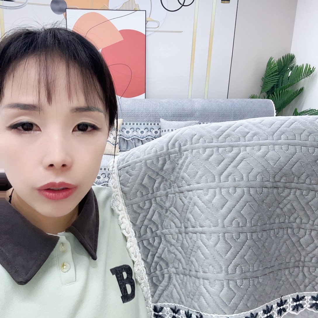 鹅绒灰色坐垫300的两个