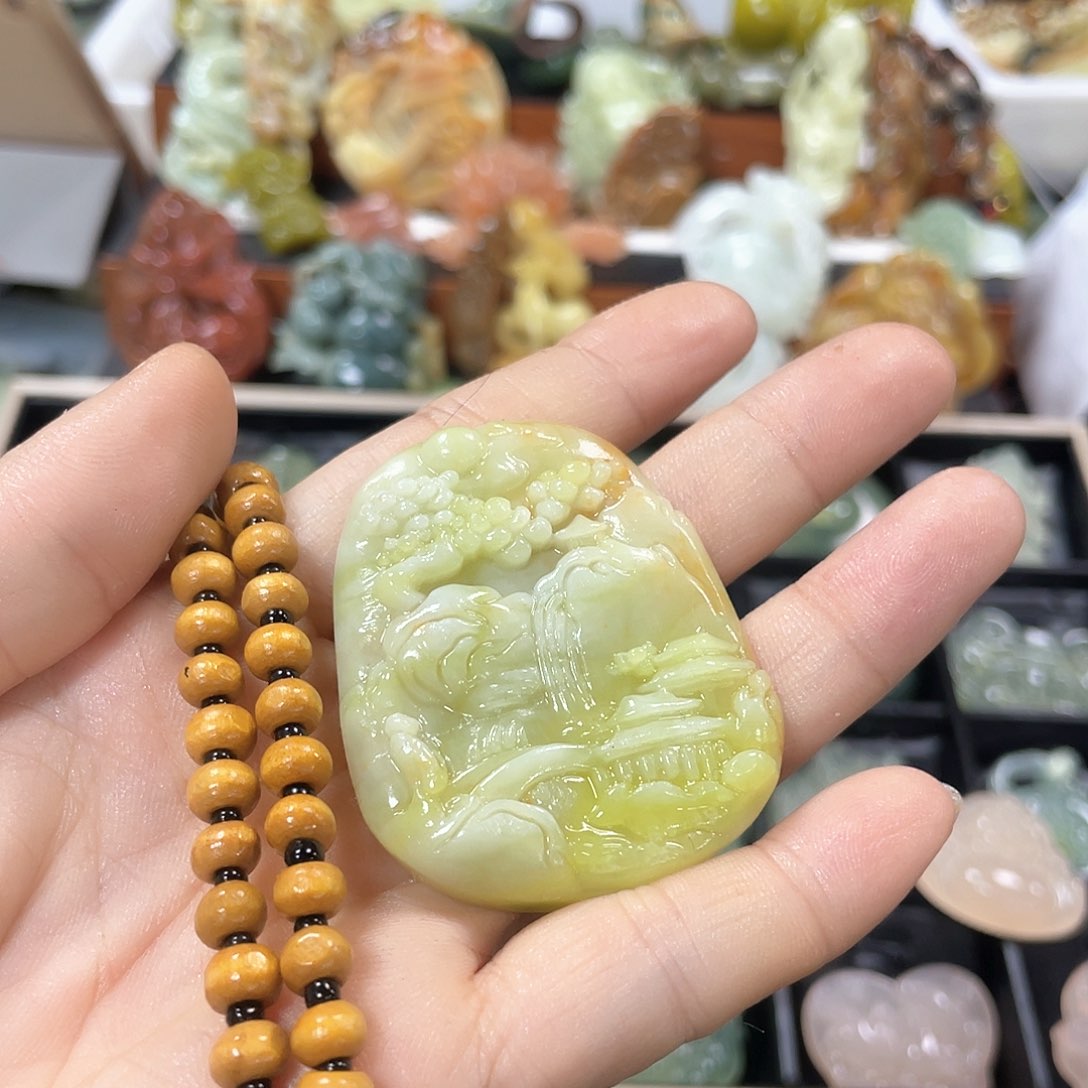 蛇纹石玉颈饰合金