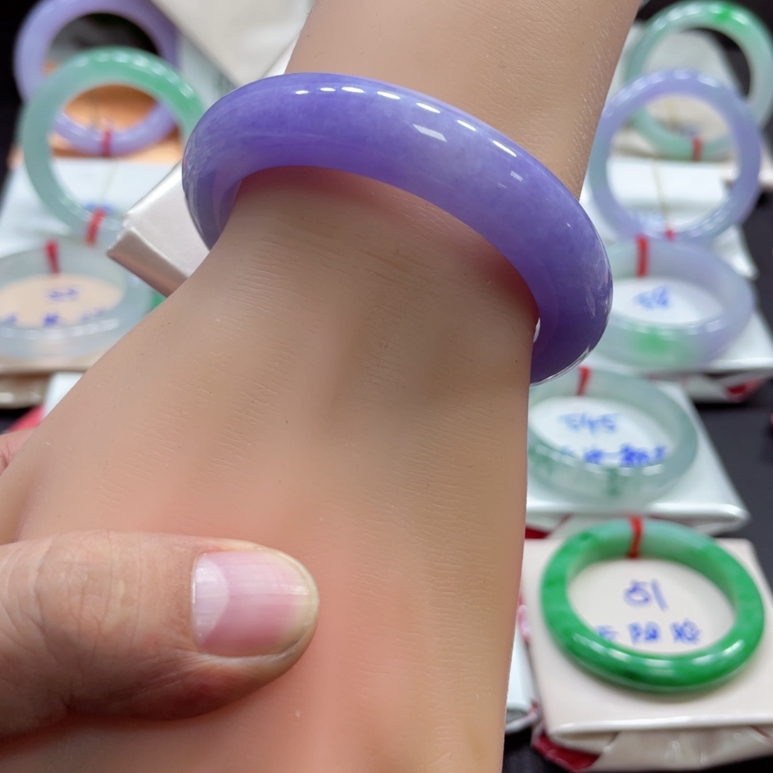 翡翠手镯未镶嵌翡翠