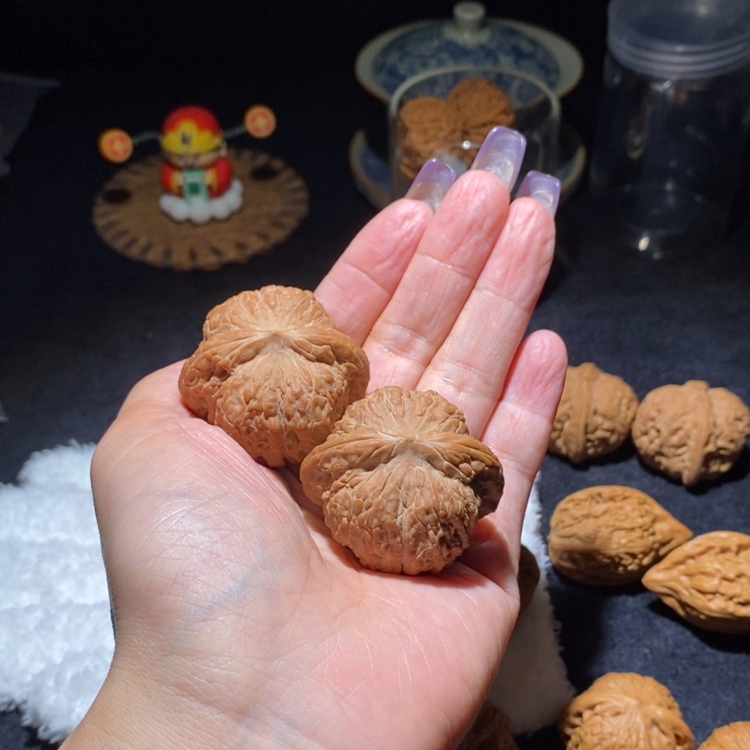文玩核桃吊坠血麒麟42+