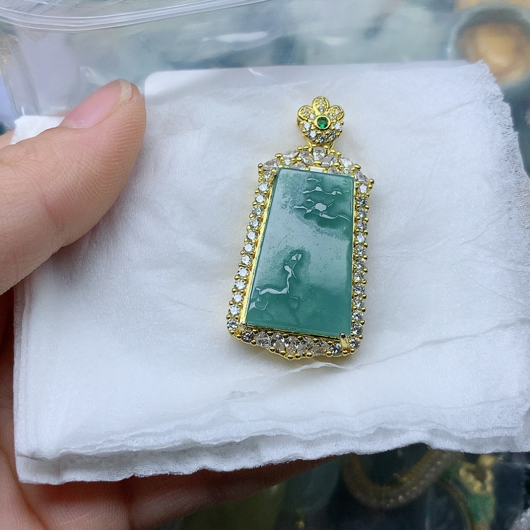 翡翠颈饰未镶嵌翡翠