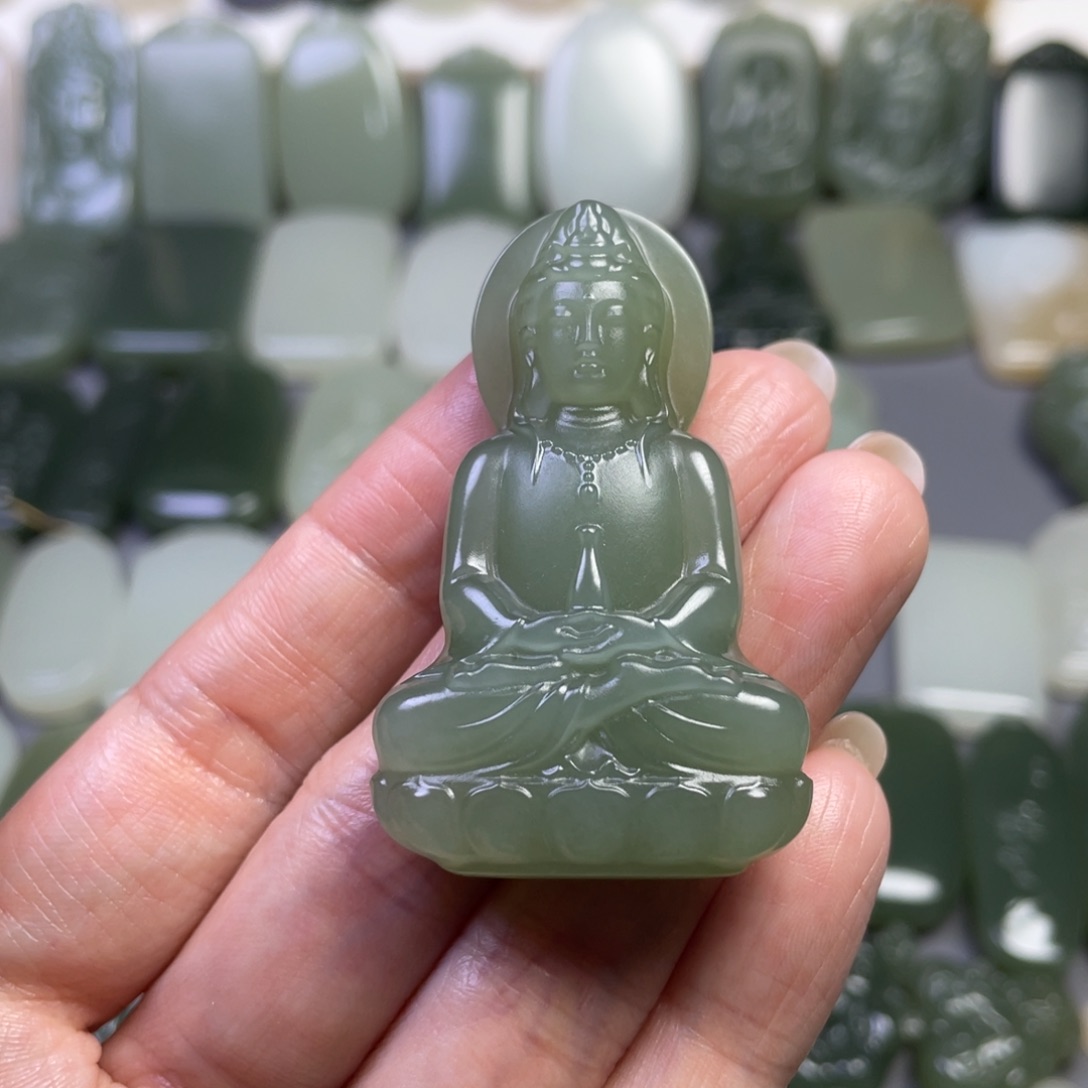 和田玉颈饰未镶嵌我****?