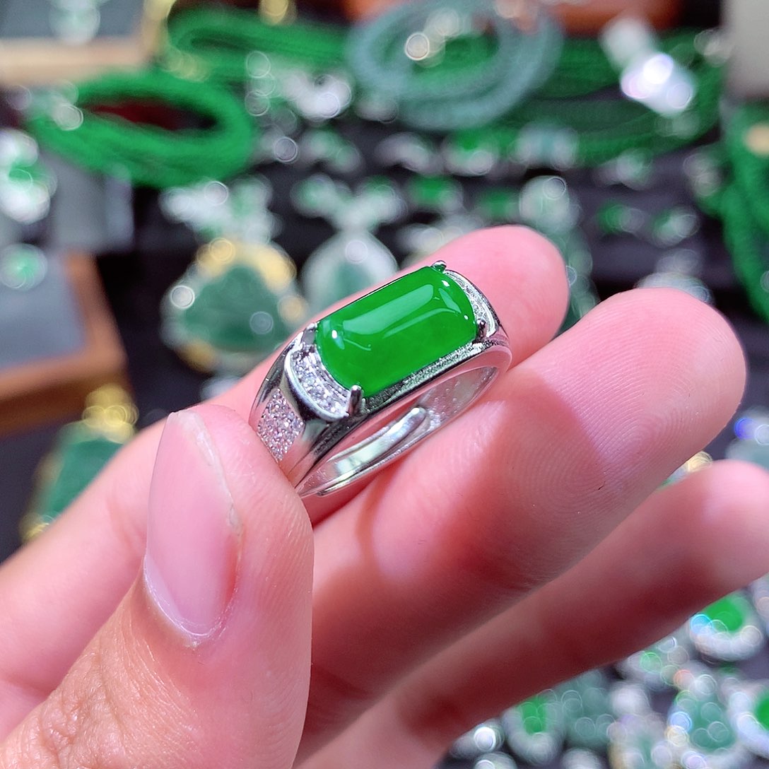 翡翠颈饰未镶嵌戒指