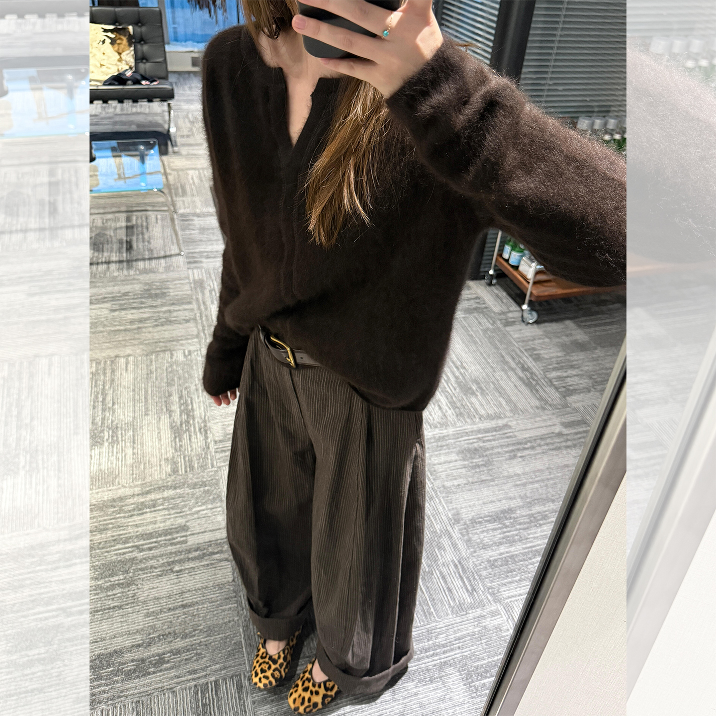 美拉德穿搭咖色V领浣熊绒毛衣女秋冬慵懒高级感外穿内搭针织上衣