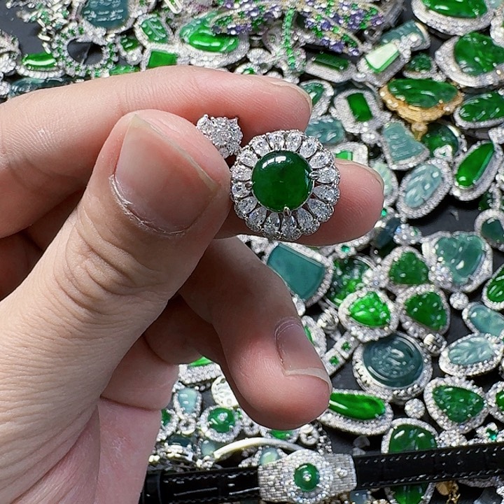 翡翠颈饰未镶嵌天然A货翡翠放漏