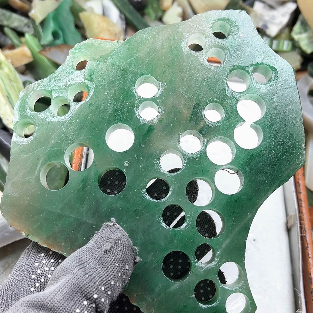 颈饰未镶嵌石英岩玉