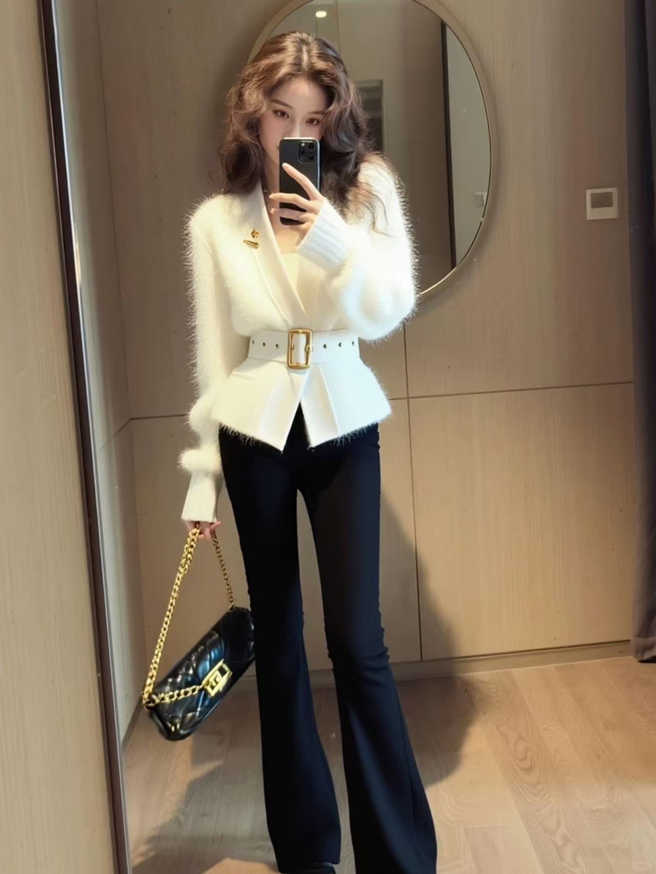 毛衣2025独特超好看气质收腰小香风白色针织外套秋冬喇叭裤套装