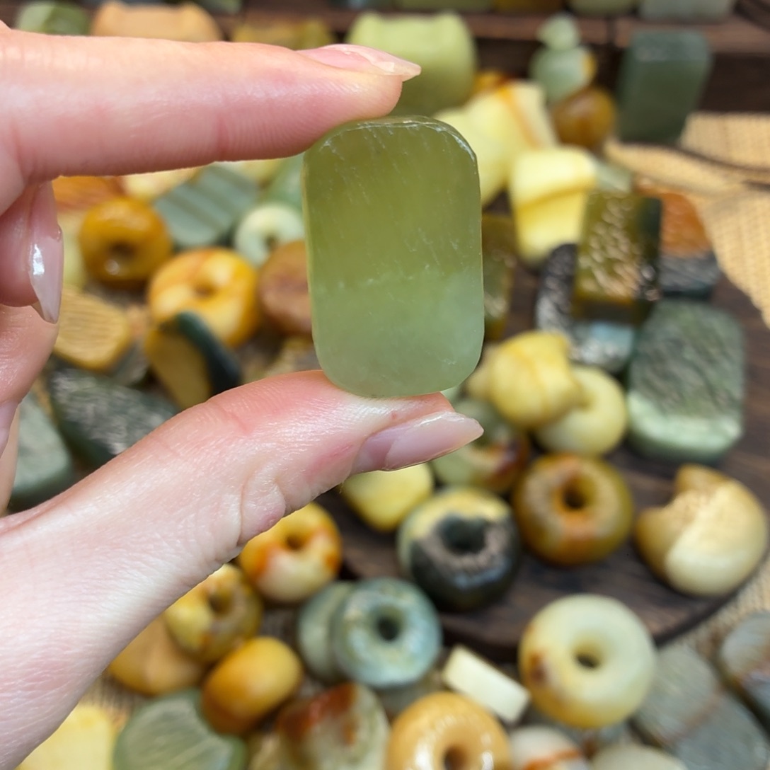 魔***力蛇纹石玉未镶嵌颈饰