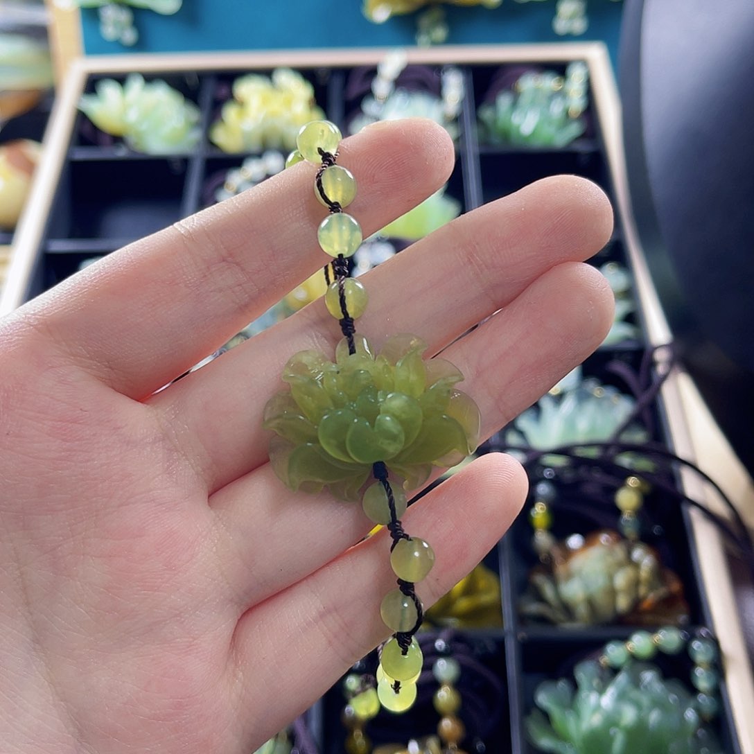 蛇纹石玉颈饰未镶嵌