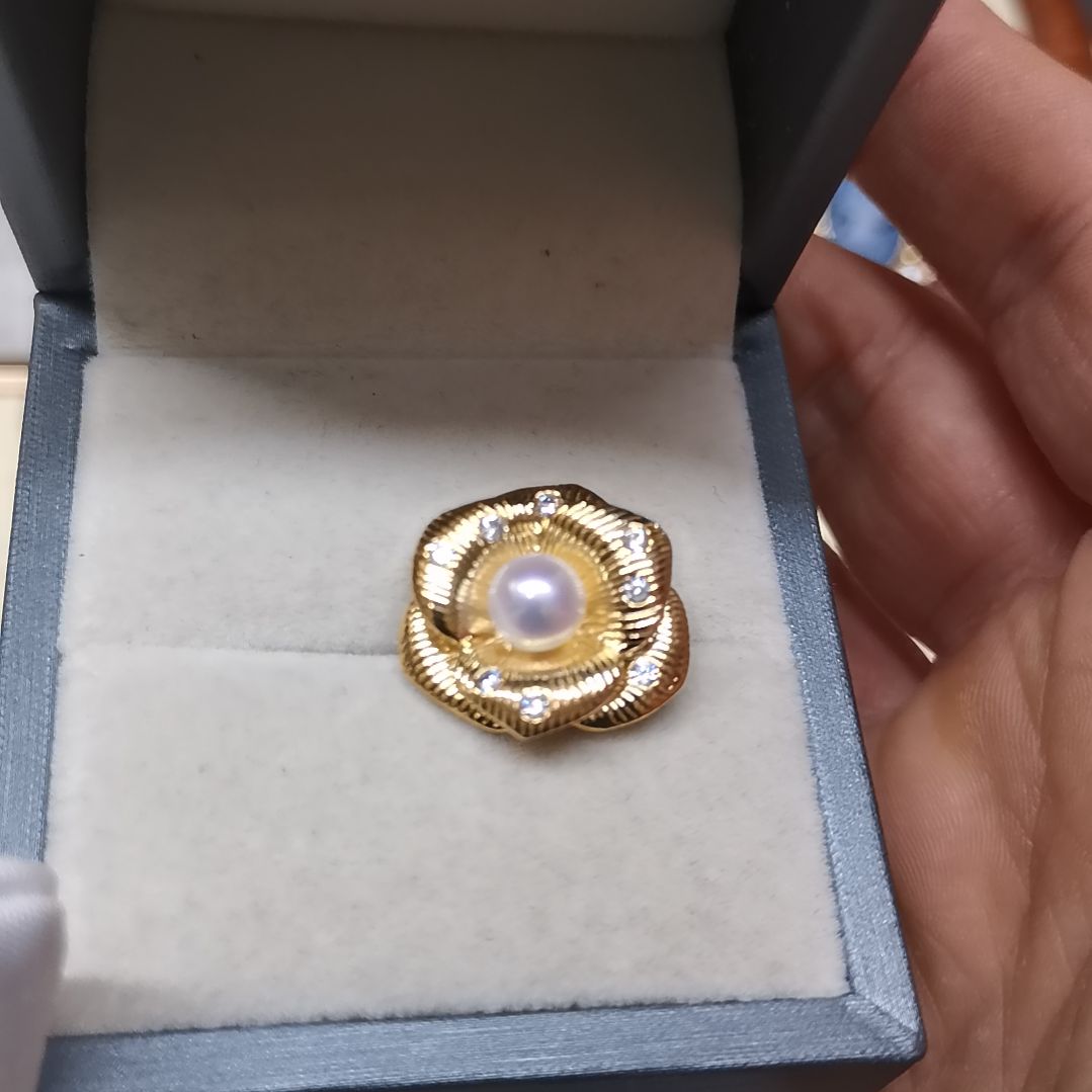 淡水珍珠合金胸饰