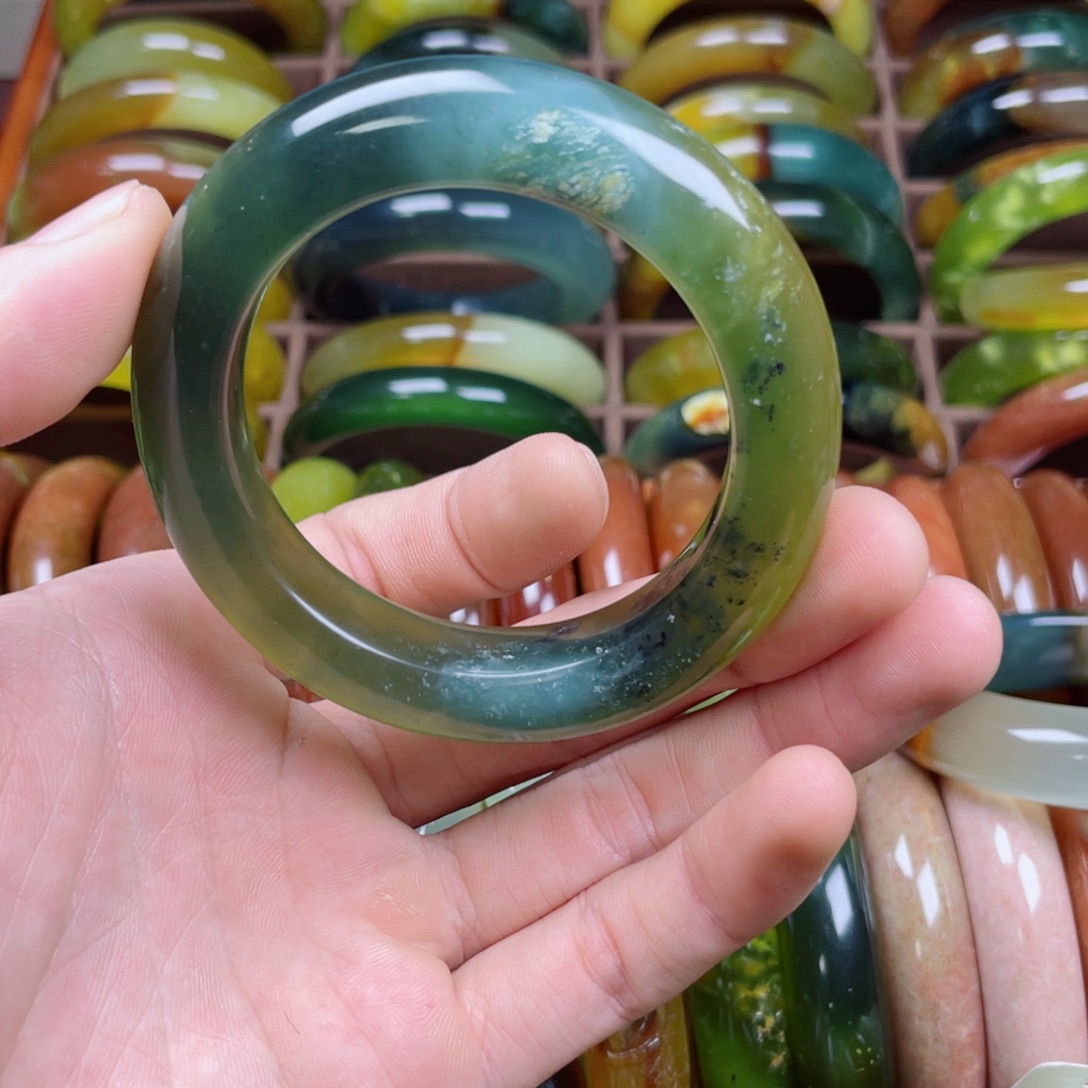 蛇纹石玉未镶嵌手镯