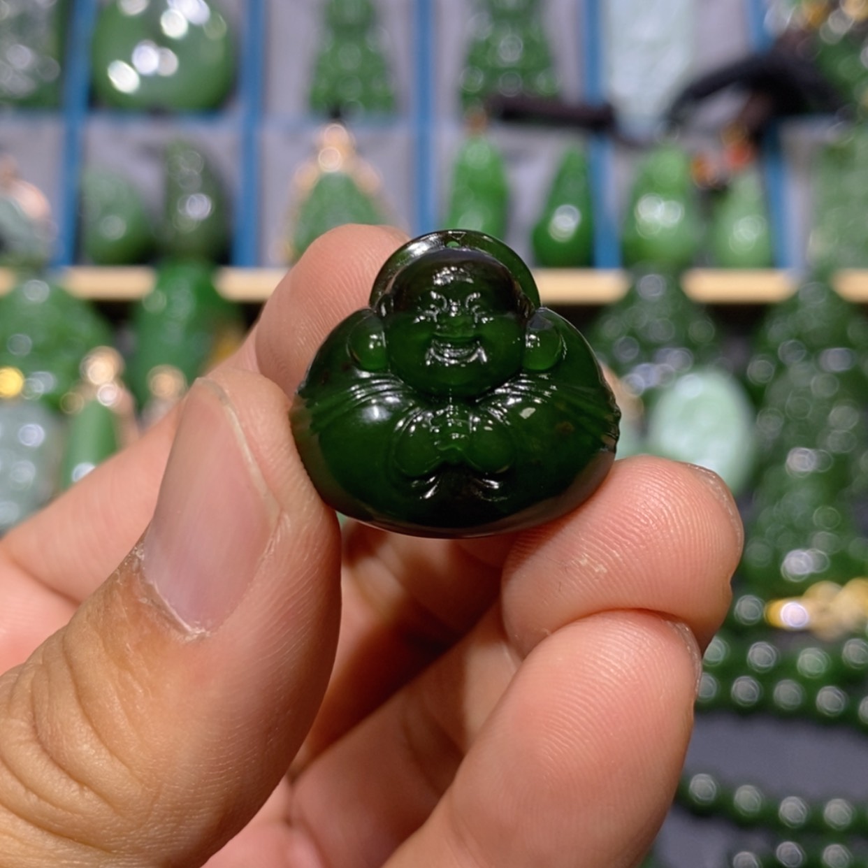 【闪购商品】和田玉吊坠(不含链)未镶嵌俄七红皮菠菜绿抱抱佛