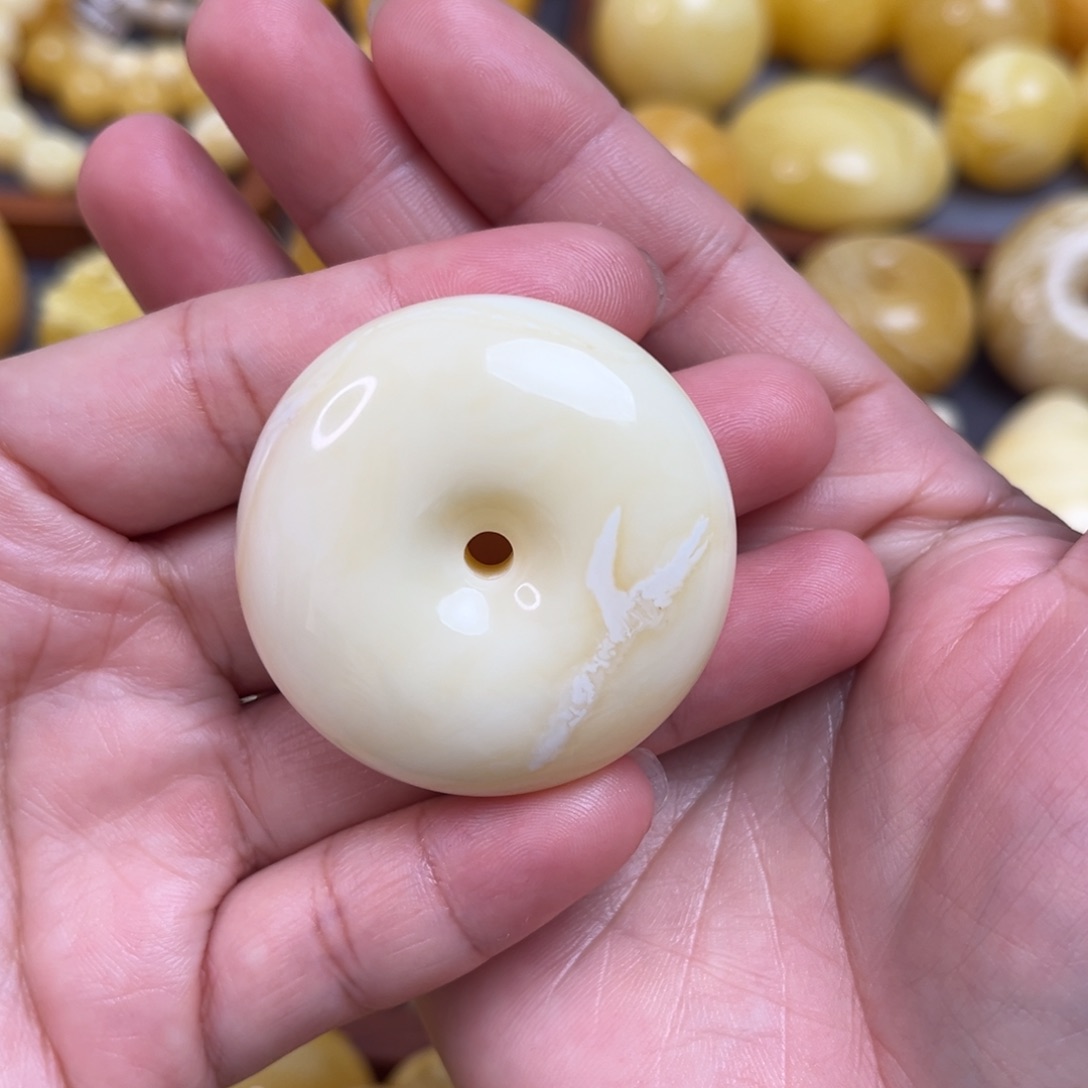琥珀裸石未镶嵌浓蜡奶扣